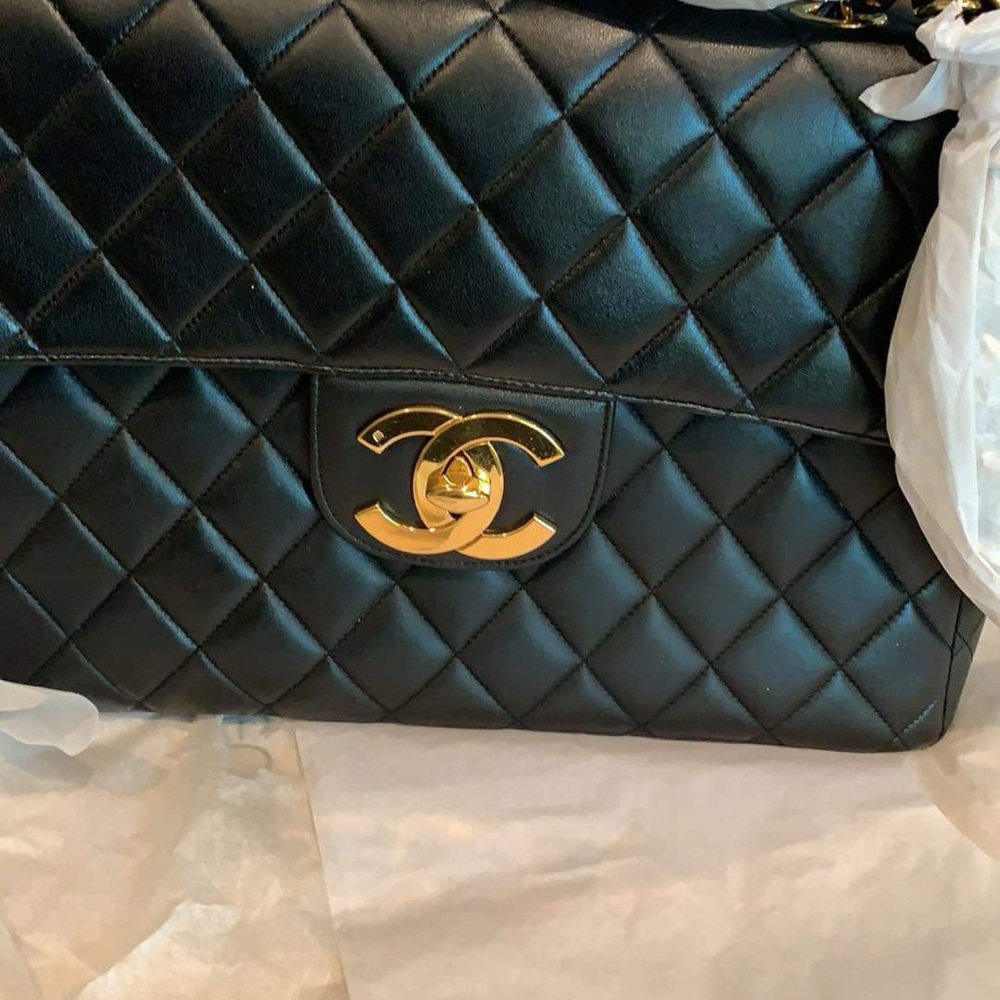 Vintage Chanel with gold hardware in excellent condition. - Picture 1 of 7